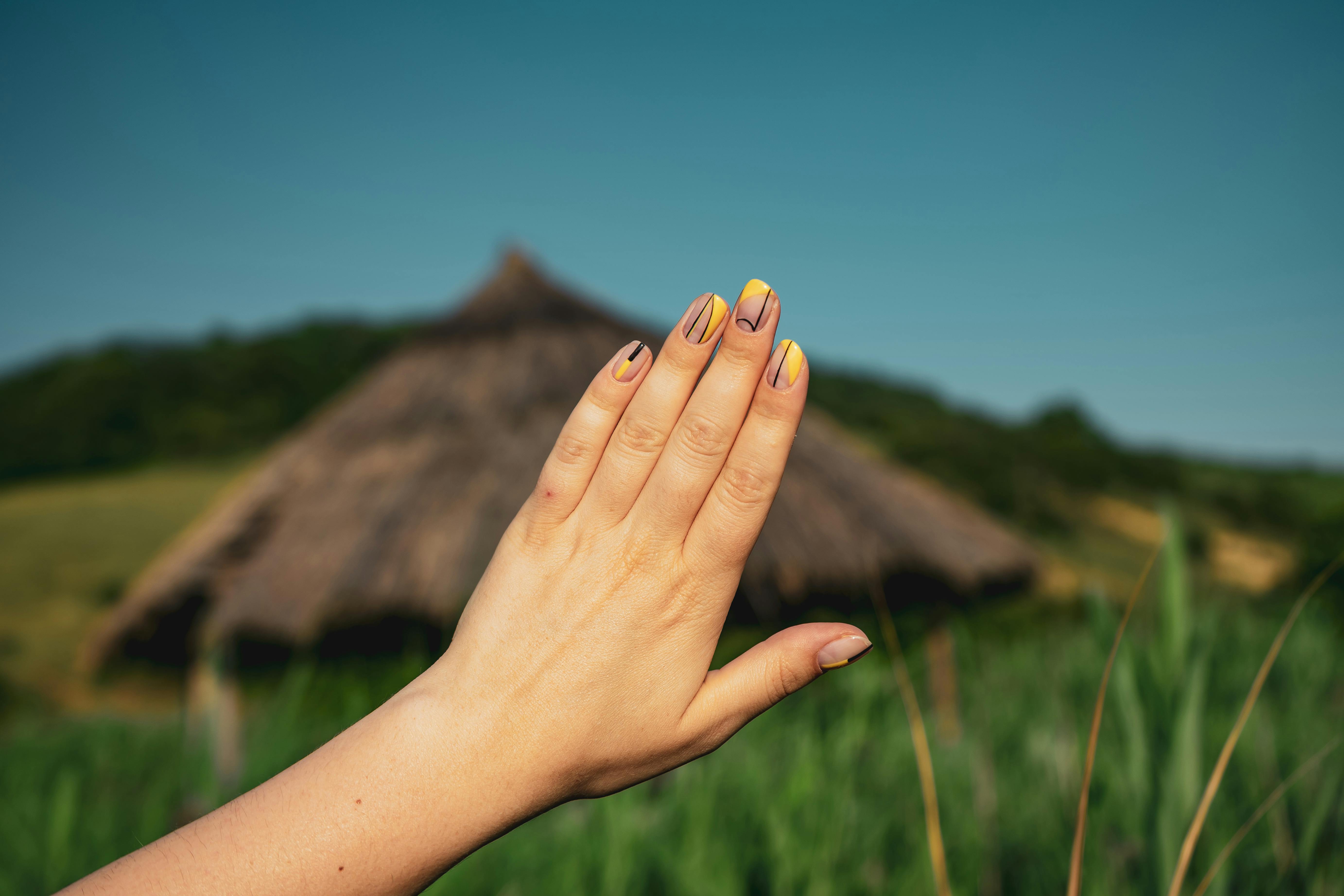 Natural neutral-tone manicure in an outdoor setting (close-up)